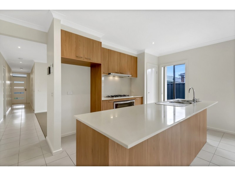 16 Dixon Creek Drive, South Morang VIC 3752