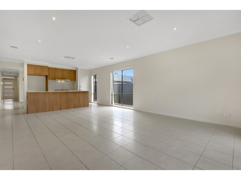 16 Dixon Creek Drive, South Morang VIC 3752