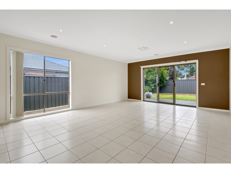 16 Dixon Creek Drive, South Morang VIC 3752