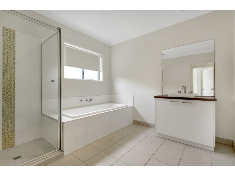 16 Dixon Creek Drive, South Morang VIC 3752