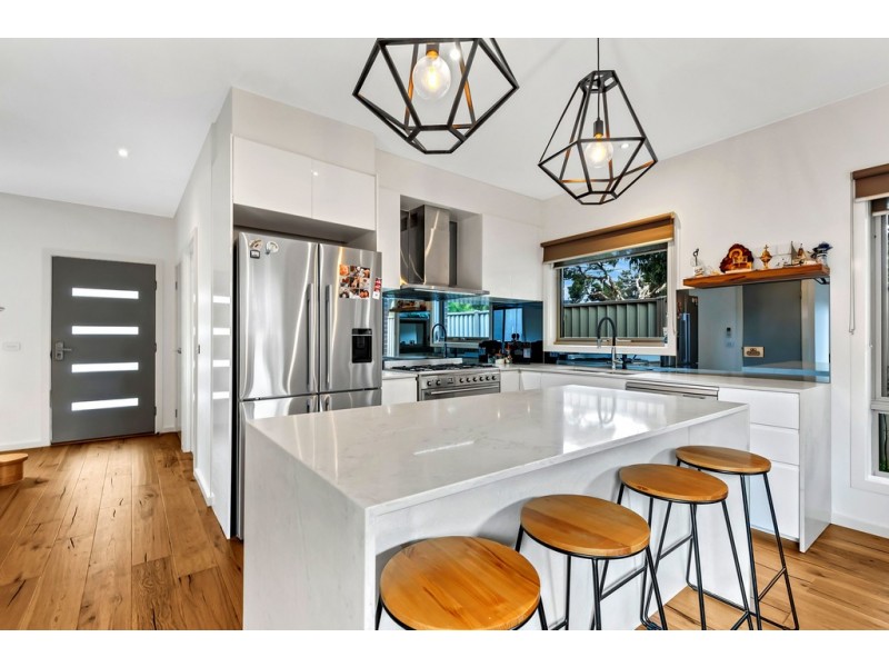 2 Robins Avenue, Reservoir VIC 3073