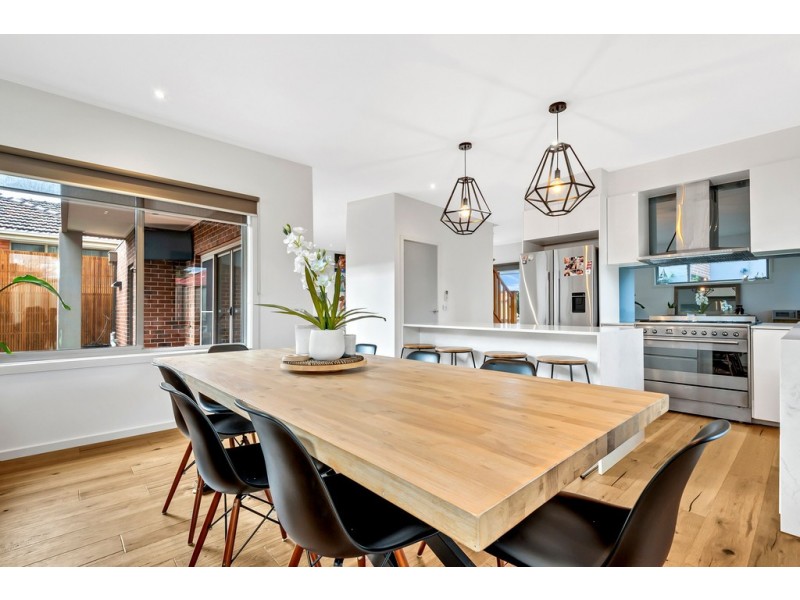 2 Robins Avenue, Reservoir VIC 3073