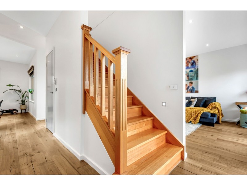 2 Robins Avenue, Reservoir VIC 3073