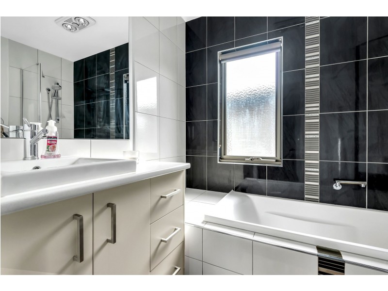 2 Robins Avenue, Reservoir VIC 3073