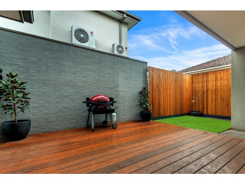 2 Robins Avenue, Reservoir VIC 3073