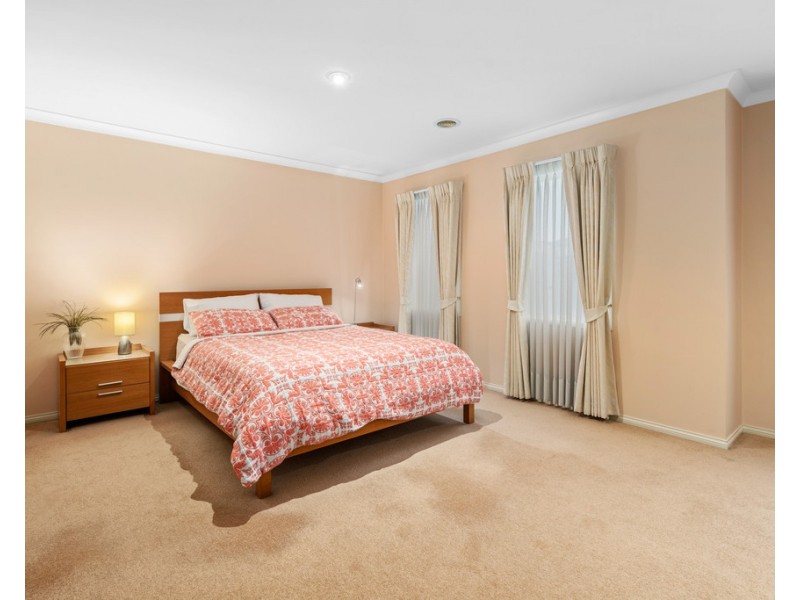 10 Parkland Grove, Kingsbury VIC 3083