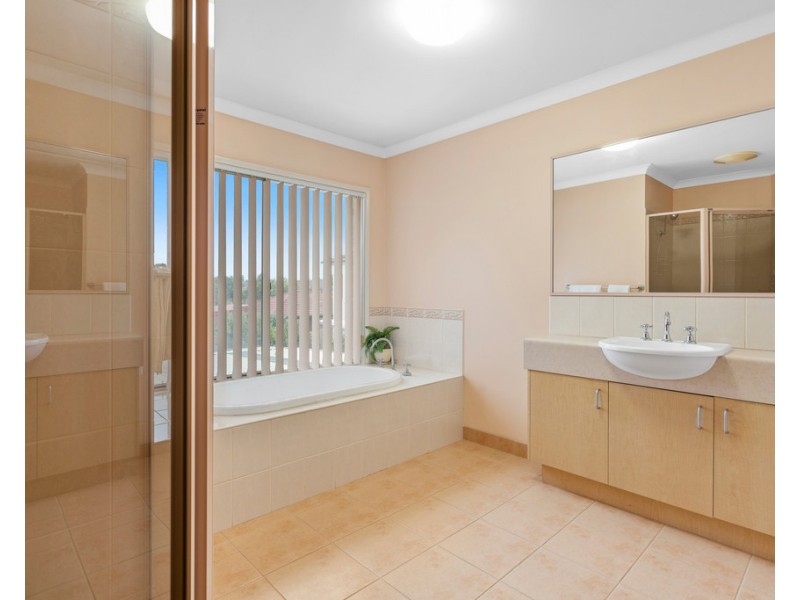 10 Parkland Grove, Kingsbury VIC 3083