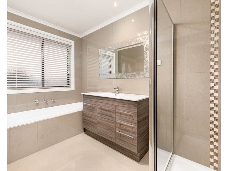 8 Appleberry Place, South Morang VIC 3752