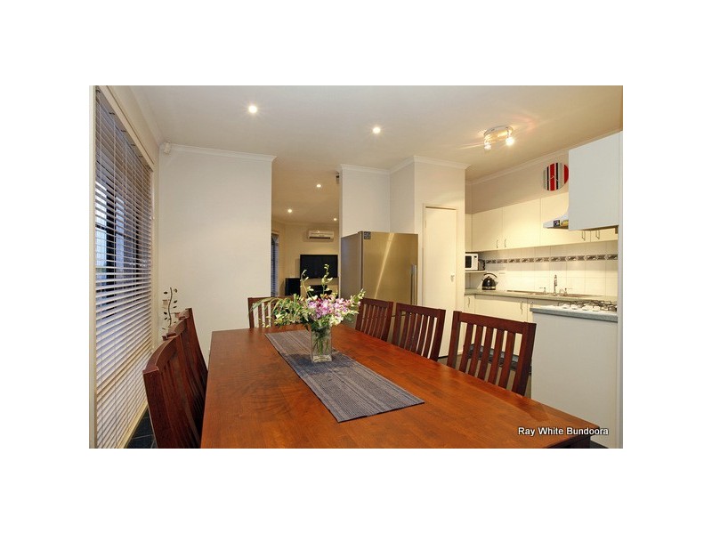 2/105 Hawkes Drive, Mill Park VIC 3082