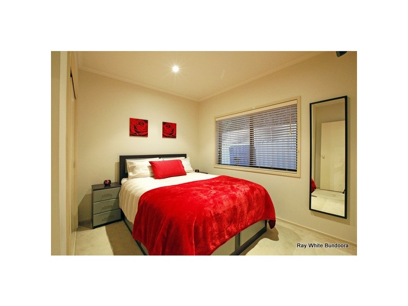 2/105 Hawkes Drive, Mill Park VIC 3082