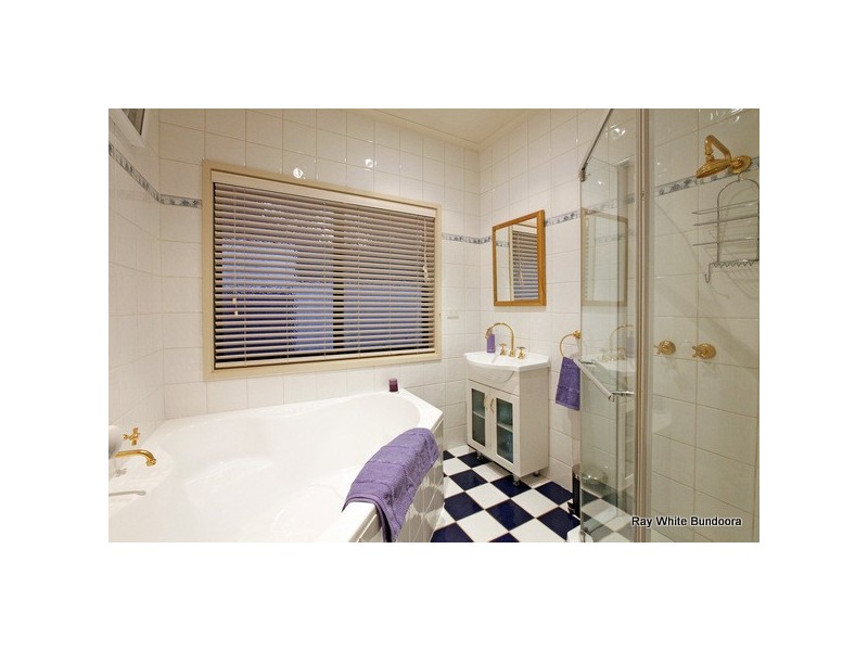 2/105 Hawkes Drive, Mill Park VIC 3082