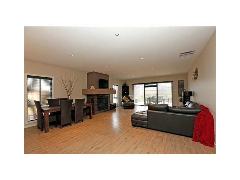 64 Merredin Circuit, Doreen VIC 3754