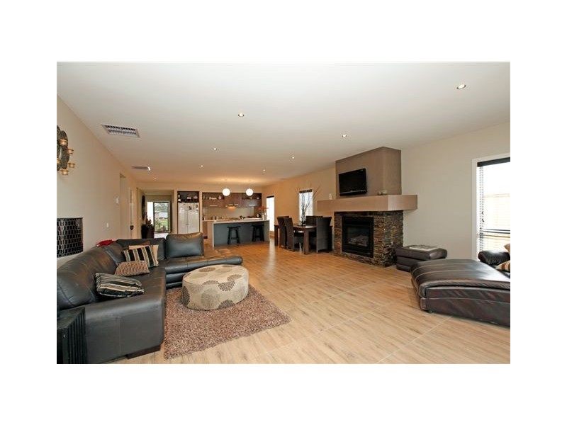 64 Merredin Circuit, Doreen VIC 3754