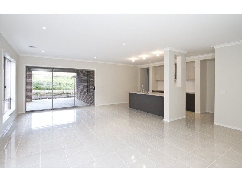 8 Comet Avenue, Doreen VIC 3754