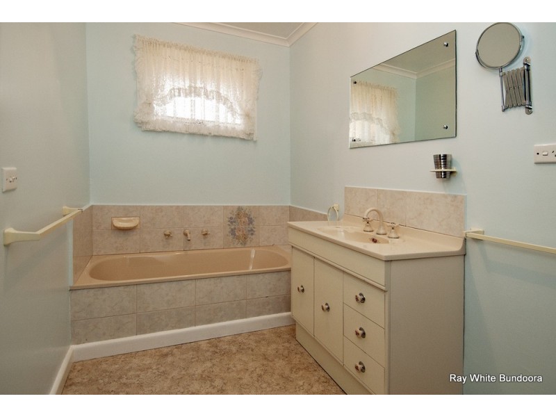 24 Cash Street, Kingsbury VIC 3083