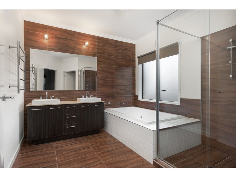 2 Saintly Drive, South Morang VIC 3752