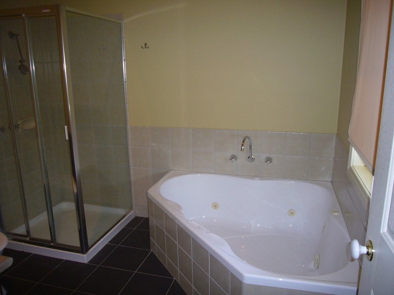 18 Westwood Drive, Mill Park VIC 3082