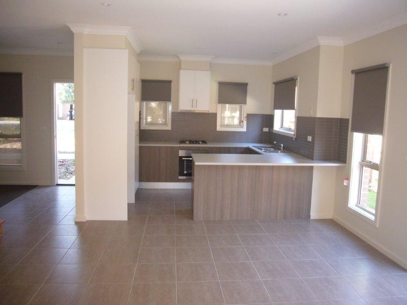 2/1 Nirvana Drive, South Morang VIC 3752