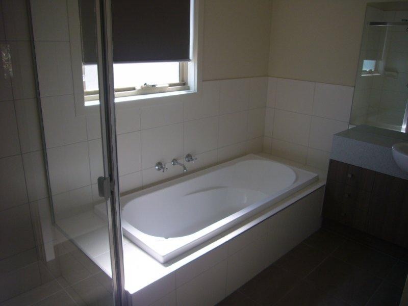 2/1 Nirvana Drive, South Morang VIC 3752