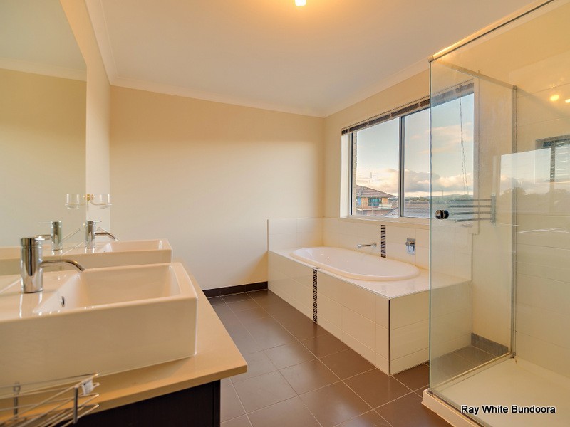 18 Sargood Drive, South Morang VIC 3752