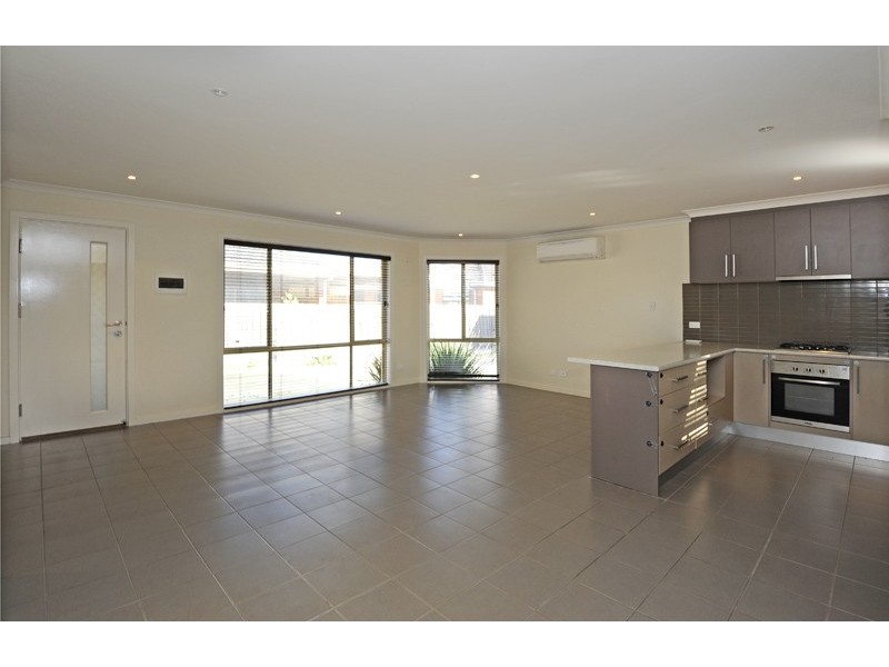 2/10 Wilgah Street, Thomastown VIC 3074
