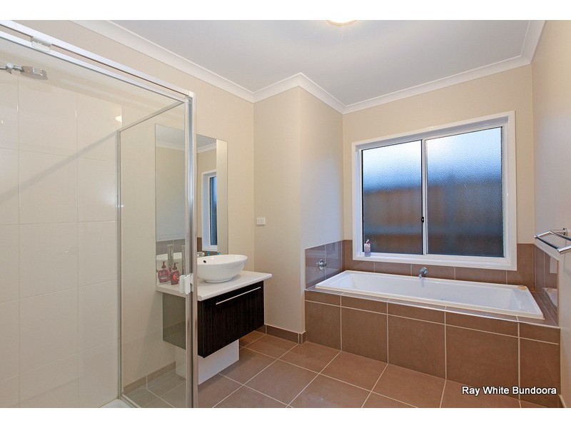 4 Estuary Court, Doreen VIC 3754