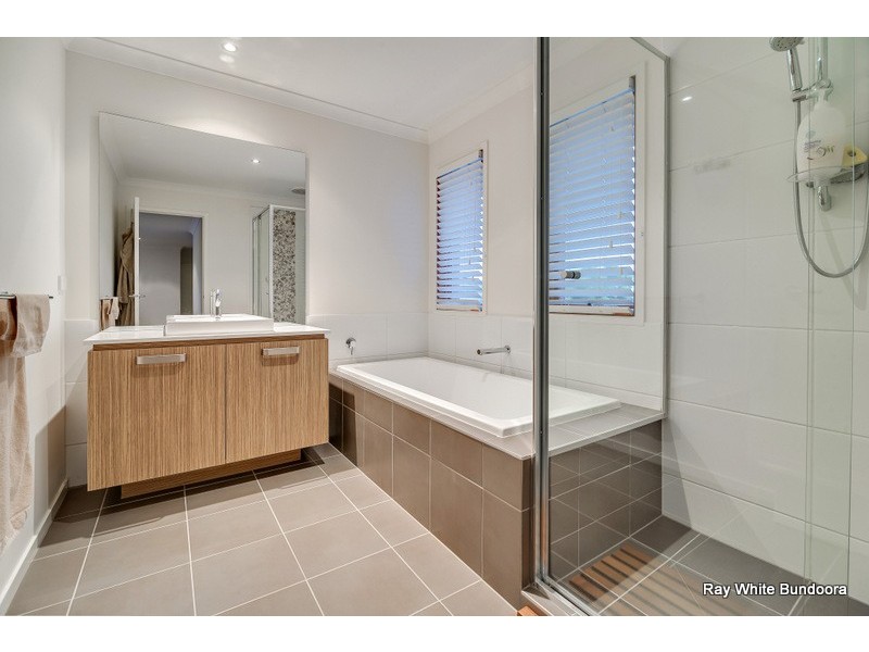 22 Fitzjohns Drive, Bundoora VIC 3083