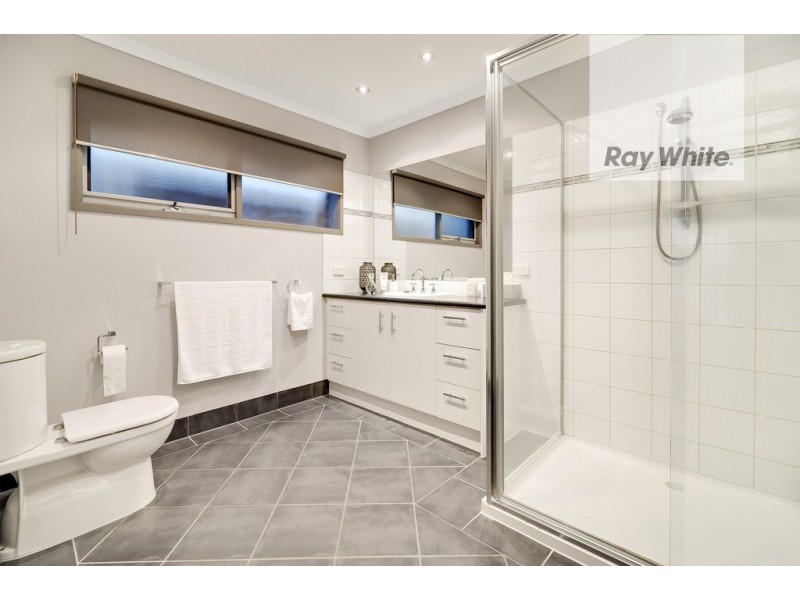 17 Grevillia Drive, Mill Park VIC 3082