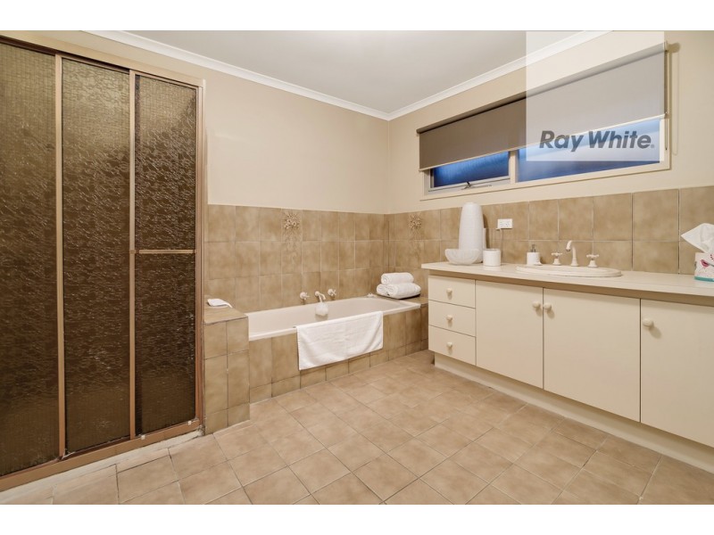 17 Grevillia Drive, Mill Park VIC 3082