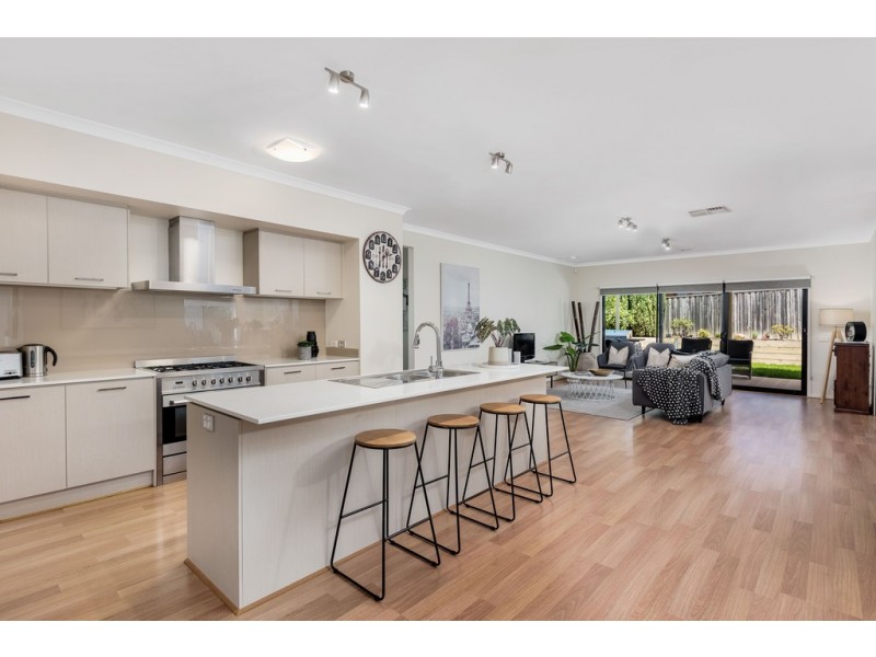 24 Cairn Drive, South Morang VIC 3752