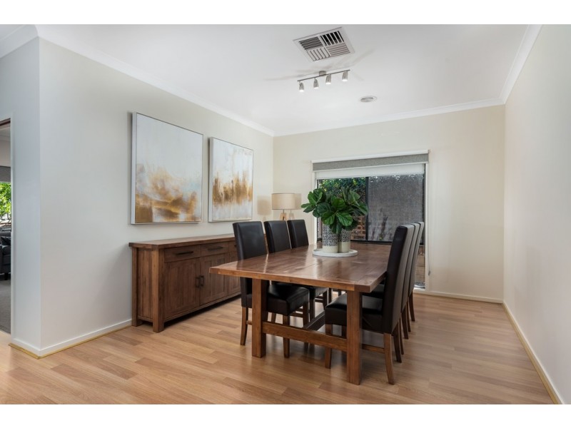 24 Cairn Drive, South Morang VIC 3752