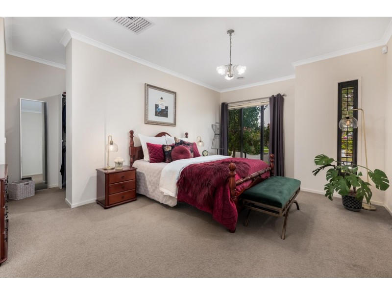 24 Cairn Drive, South Morang VIC 3752