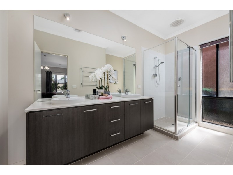 24 Cairn Drive, South Morang VIC 3752