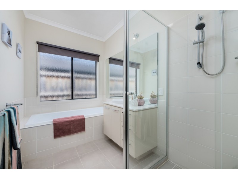 24 Cairn Drive, South Morang VIC 3752