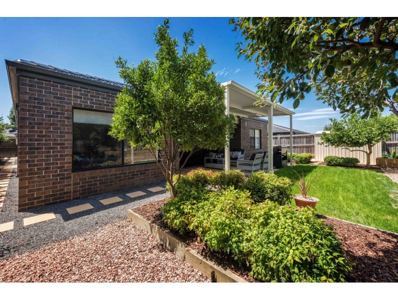 24 Cairn Drive, South Morang VIC 3752