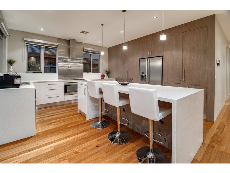 33 Hawkstowe Parade, South Morang VIC 3752