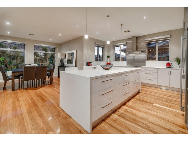 33 Hawkstowe Parade, South Morang VIC 3752