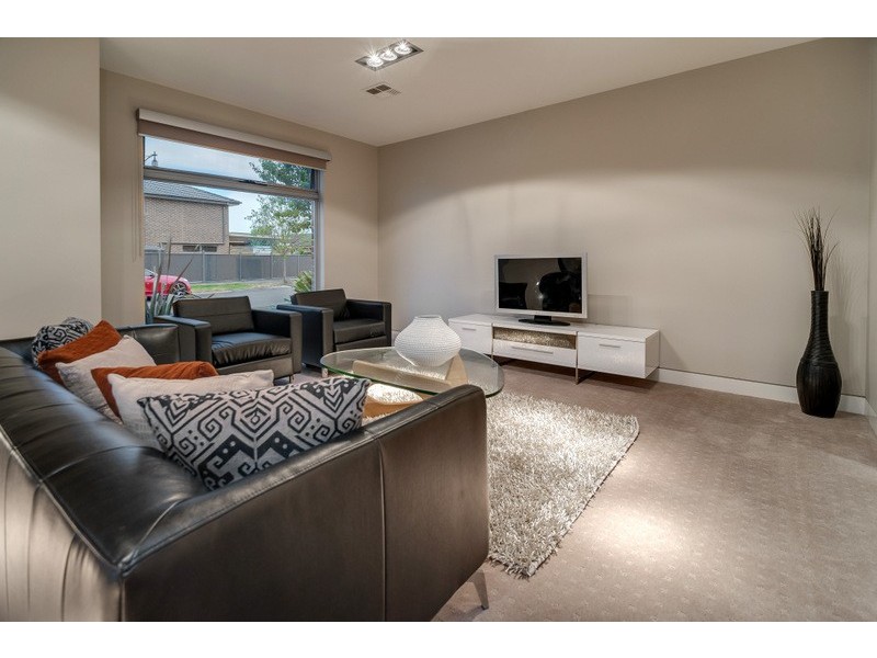 33 Hawkstowe Parade, South Morang VIC 3752