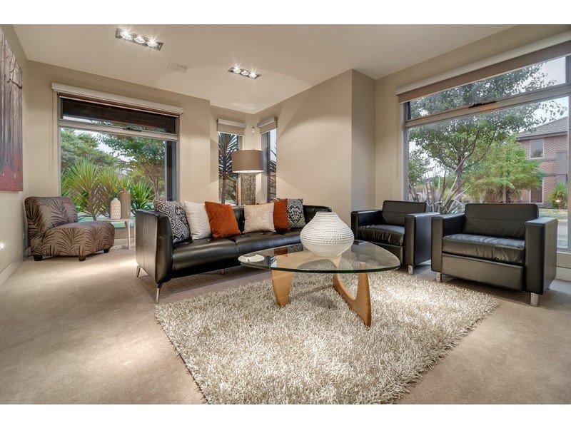 33 Hawkstowe Parade, South Morang VIC 3752