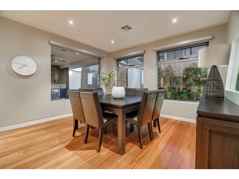 33 Hawkstowe Parade, South Morang VIC 3752