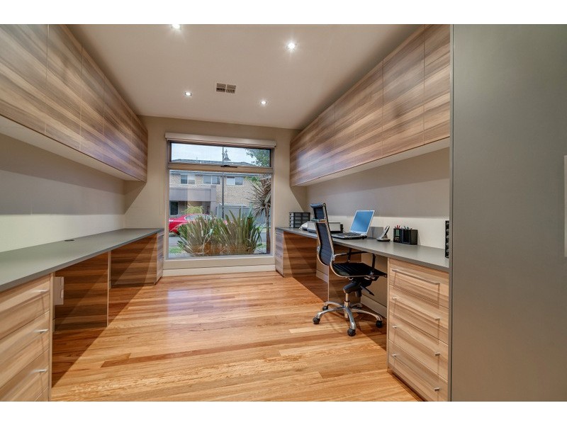 33 Hawkstowe Parade, South Morang VIC 3752