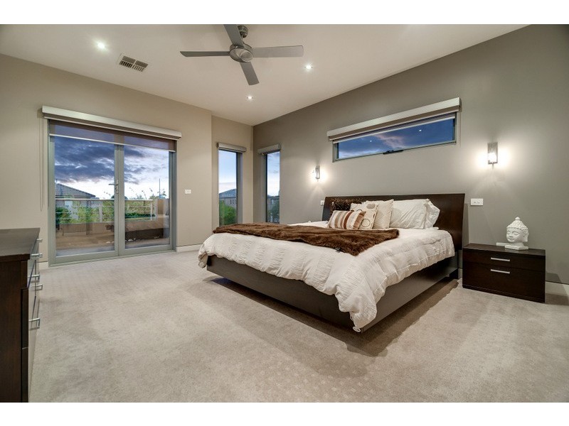 33 Hawkstowe Parade, South Morang VIC 3752