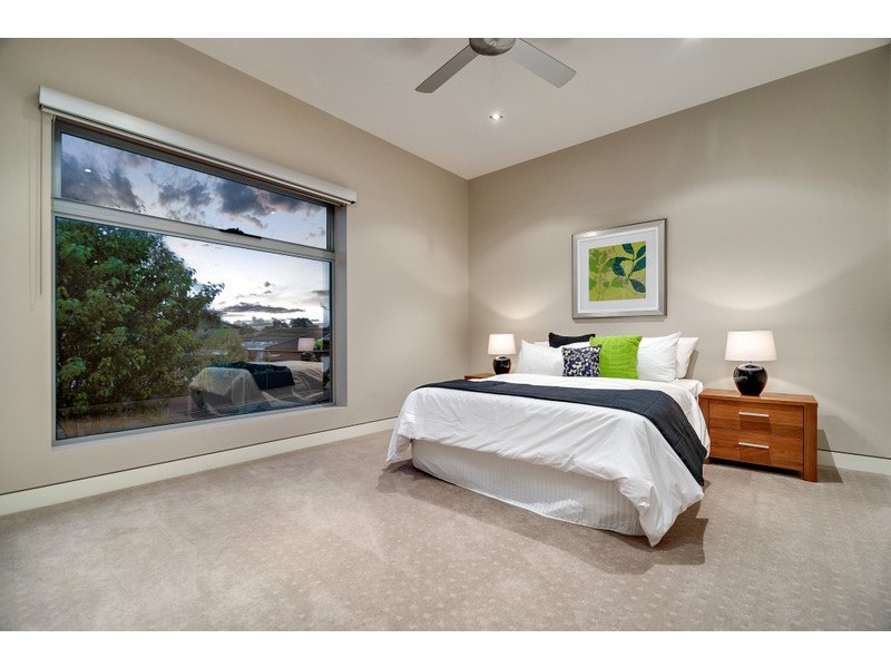 33 Hawkstowe Parade, South Morang VIC 3752