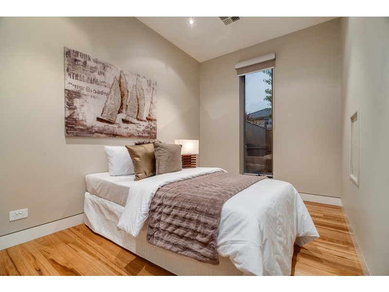 33 Hawkstowe Parade, South Morang VIC 3752