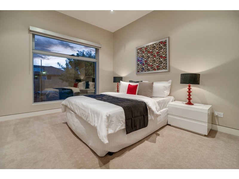 33 Hawkstowe Parade, South Morang VIC 3752