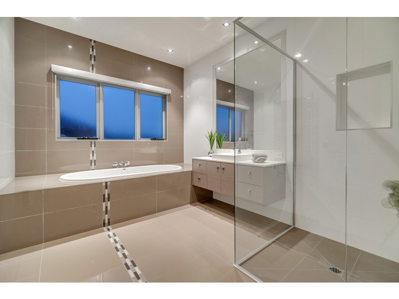 33 Hawkstowe Parade, South Morang VIC 3752