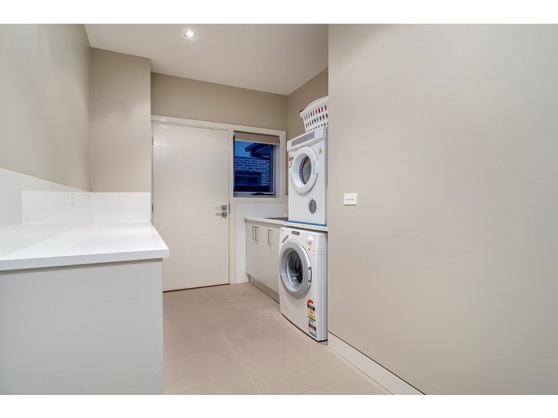 33 Hawkstowe Parade, South Morang VIC 3752