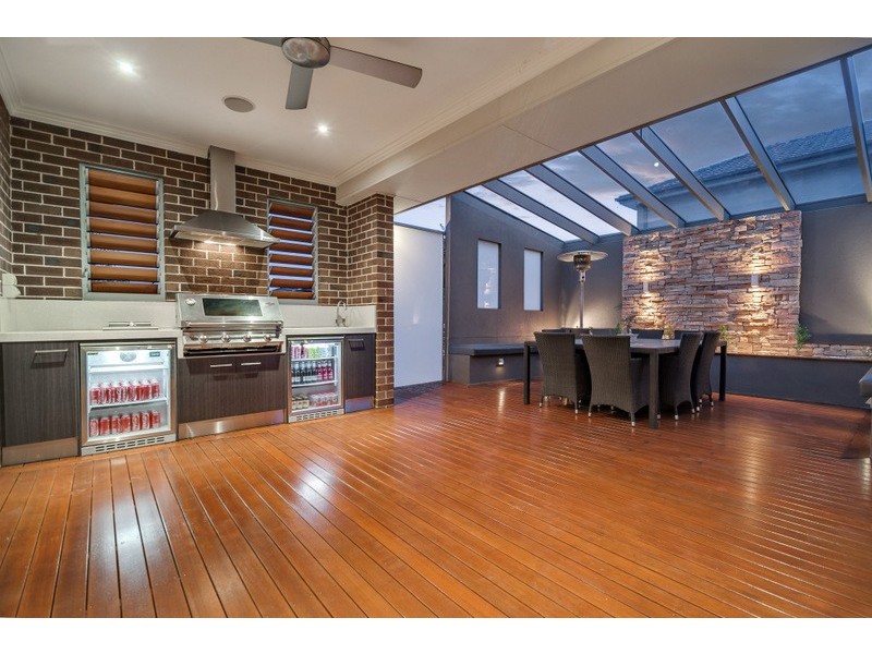 33 Hawkstowe Parade, South Morang VIC 3752