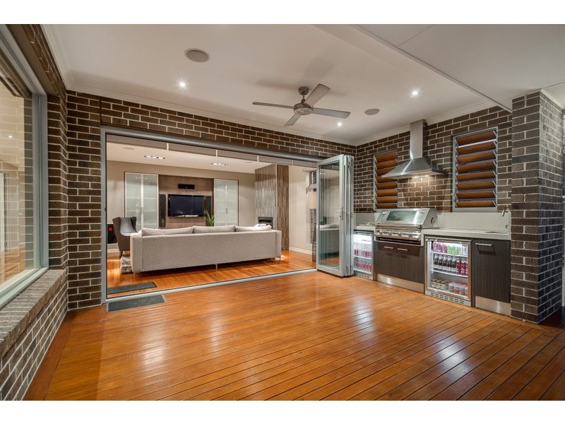 33 Hawkstowe Parade, South Morang VIC 3752