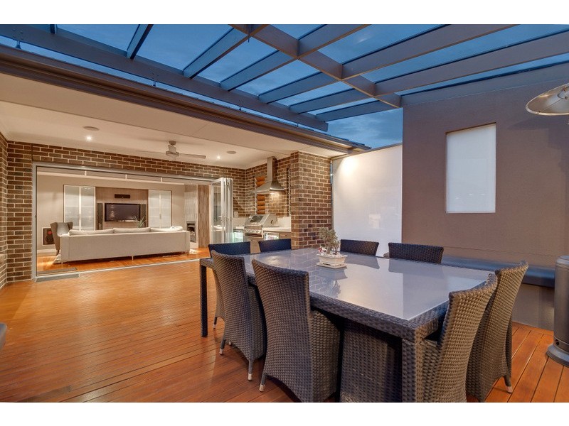 33 Hawkstowe Parade, South Morang VIC 3752